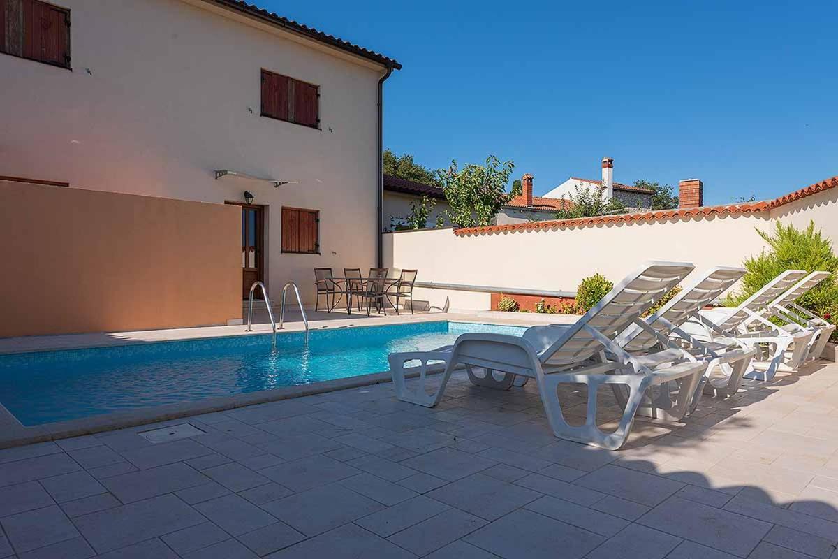 House Melly With Swimming Pool Rovinjsko Selo Exterior foto