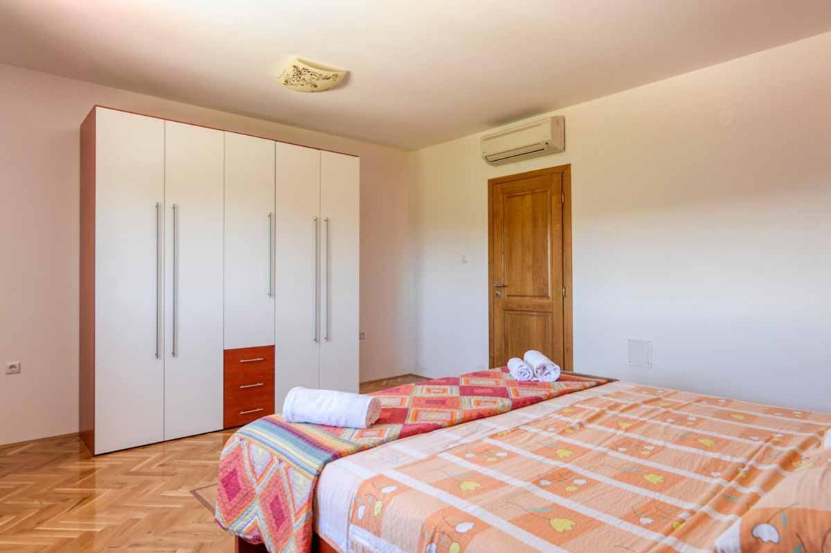 House Melly With Swimming Pool Rovinjsko Selo Exterior foto