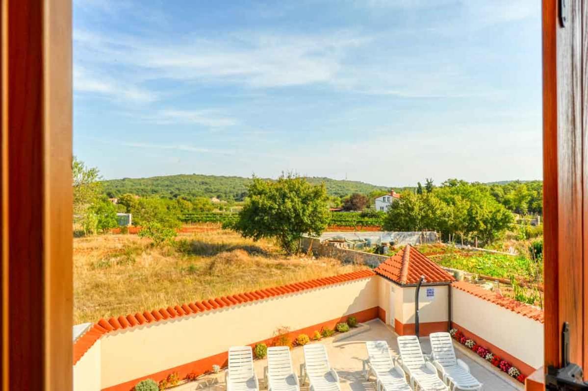 House Melly With Swimming Pool Rovinjsko Selo Exterior foto